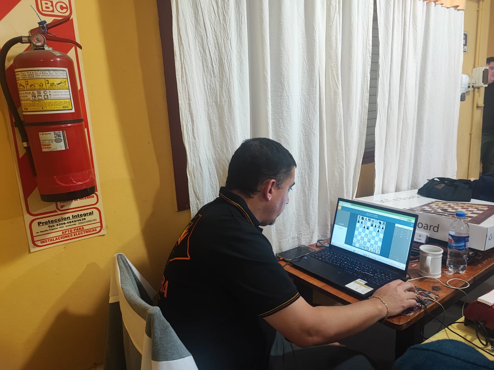 La compu con el tablero del streaming