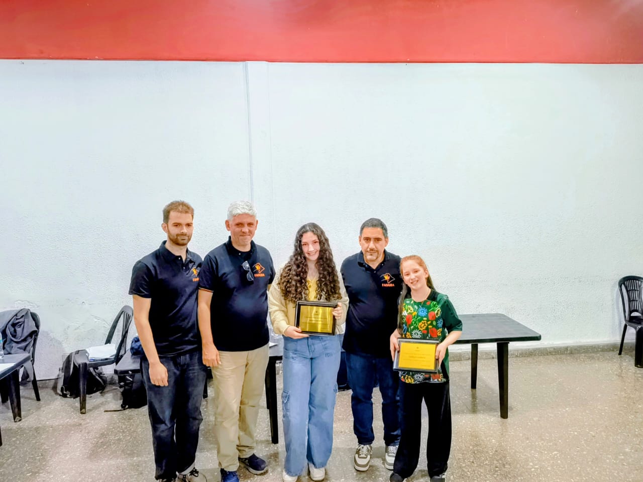 Las dos reinas de la tarde, Micaela Montiel e Isabella Yacomini, con las autoridades de la Federación