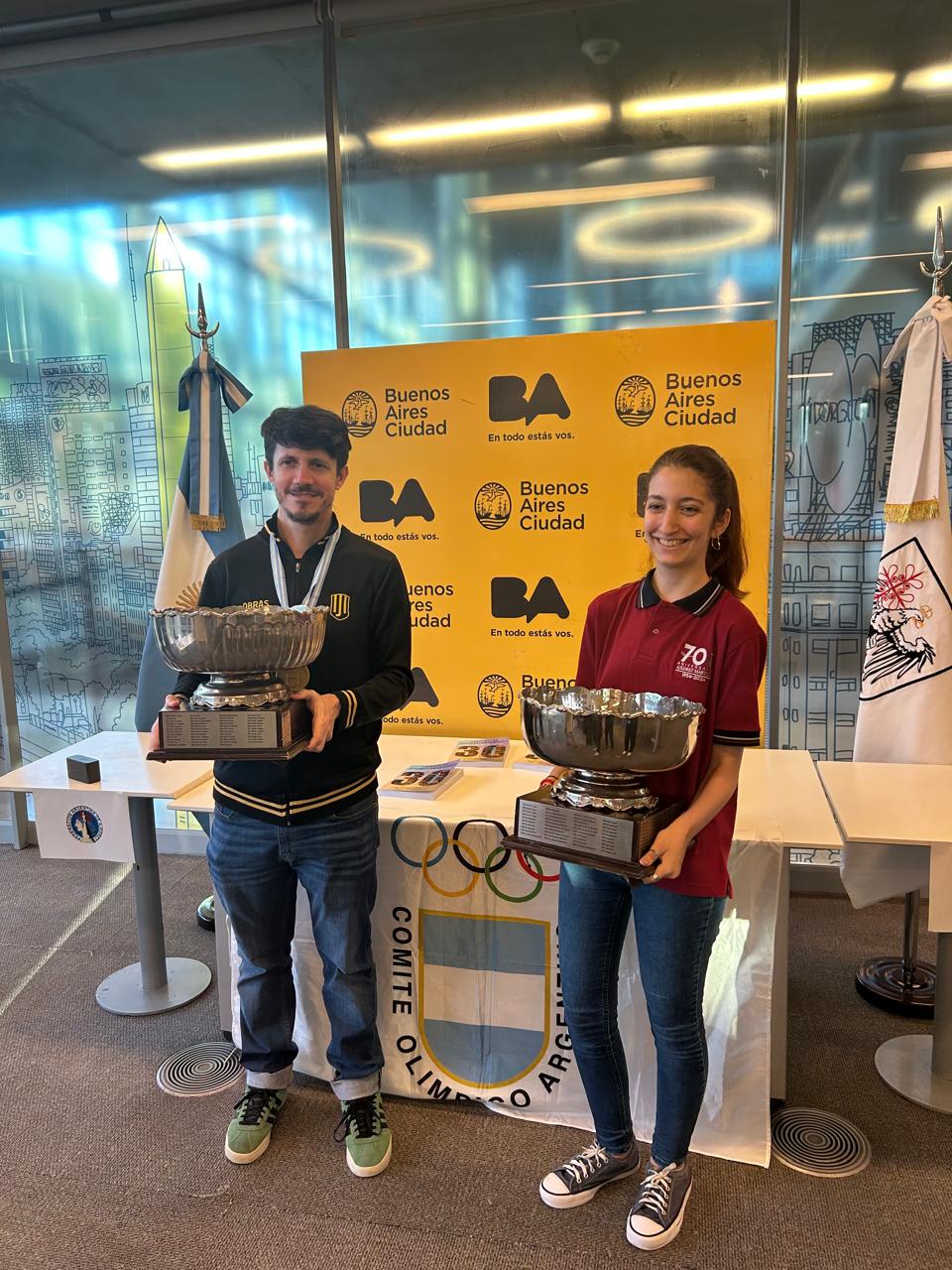 GM Diego Flores y WFM Ernestina Adam posando con sus trofeos de Campeones Argentinos