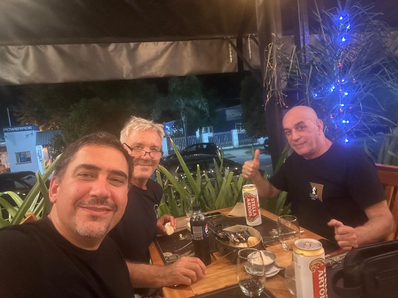 La cena en un bar de moda poco después de llegar