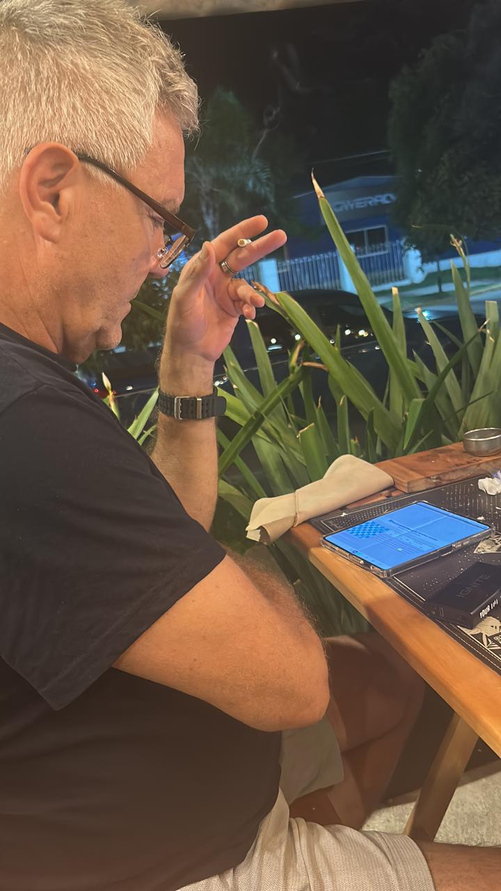 Daniel preparando concienzudamente sus partidas