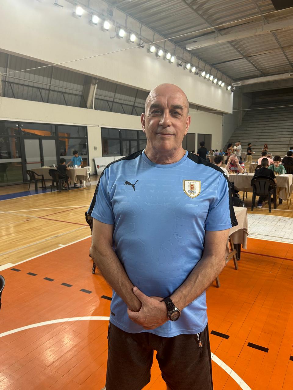 El número 1 de Bernal luciendo con orgullo la camiseta Celeste con 4 estrellas