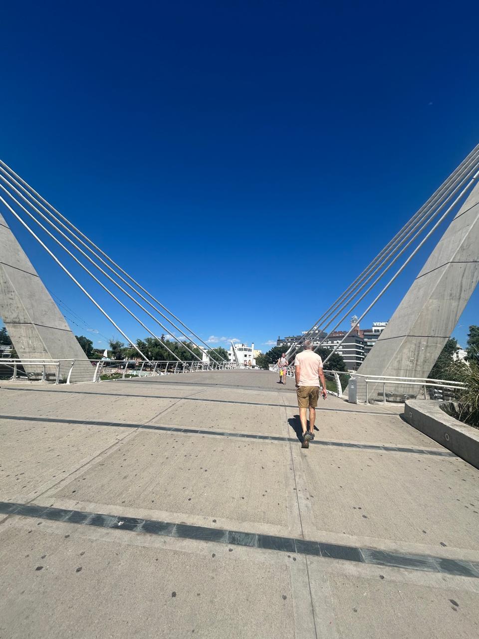 El nuevo puente peatonal 9 de Julio en el centro de Carlos Paz, un atractivo turístico en sí mismo que une ambos márgenes del río San Antonio