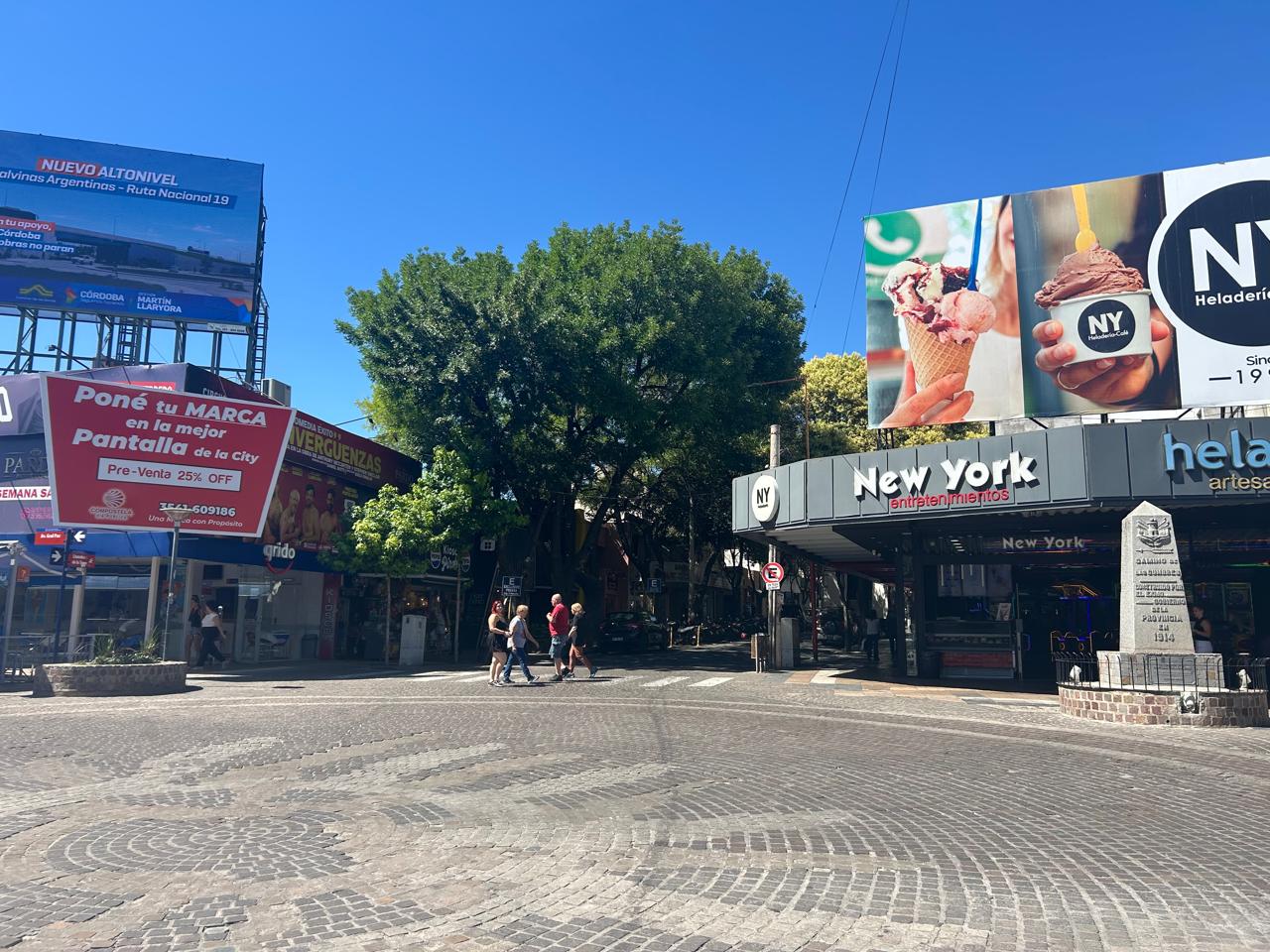 La intersección más famosa de la ciudad, donde la 9 de Julio se transforma en Gral. Paz