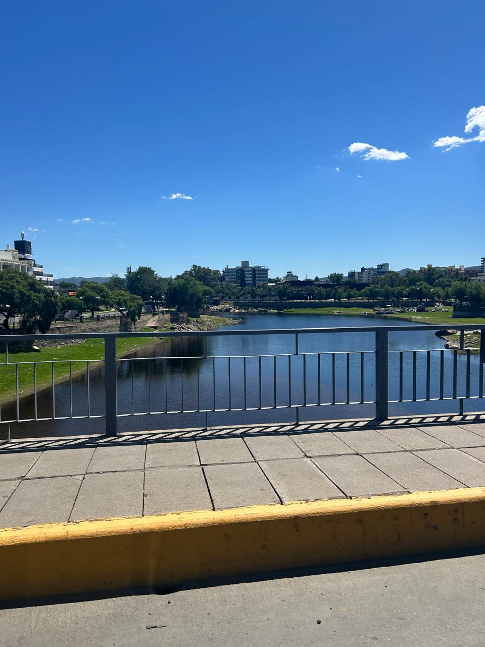 Una bella imagen del río San Antonio que atraviesa la ciudad