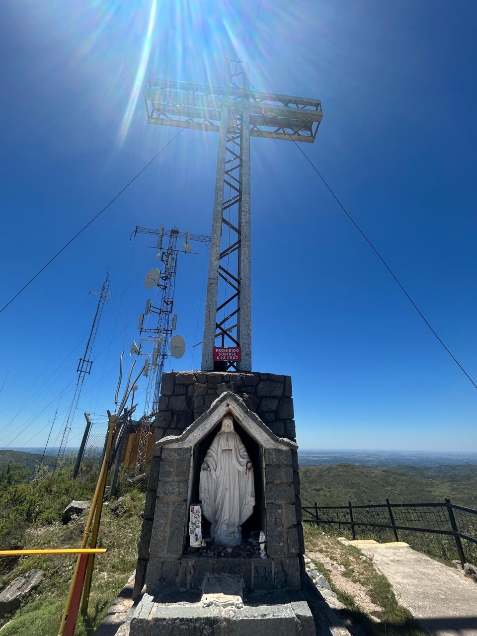 La virgen y la cruz en la cima