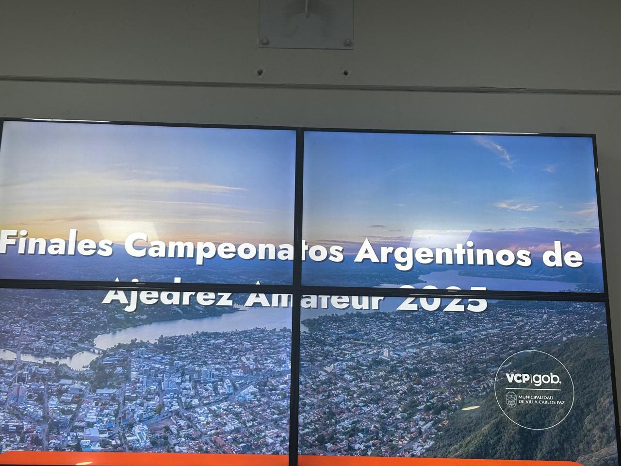 El display enorme en la entrada del confortable Estadio Arena Carlos Paz