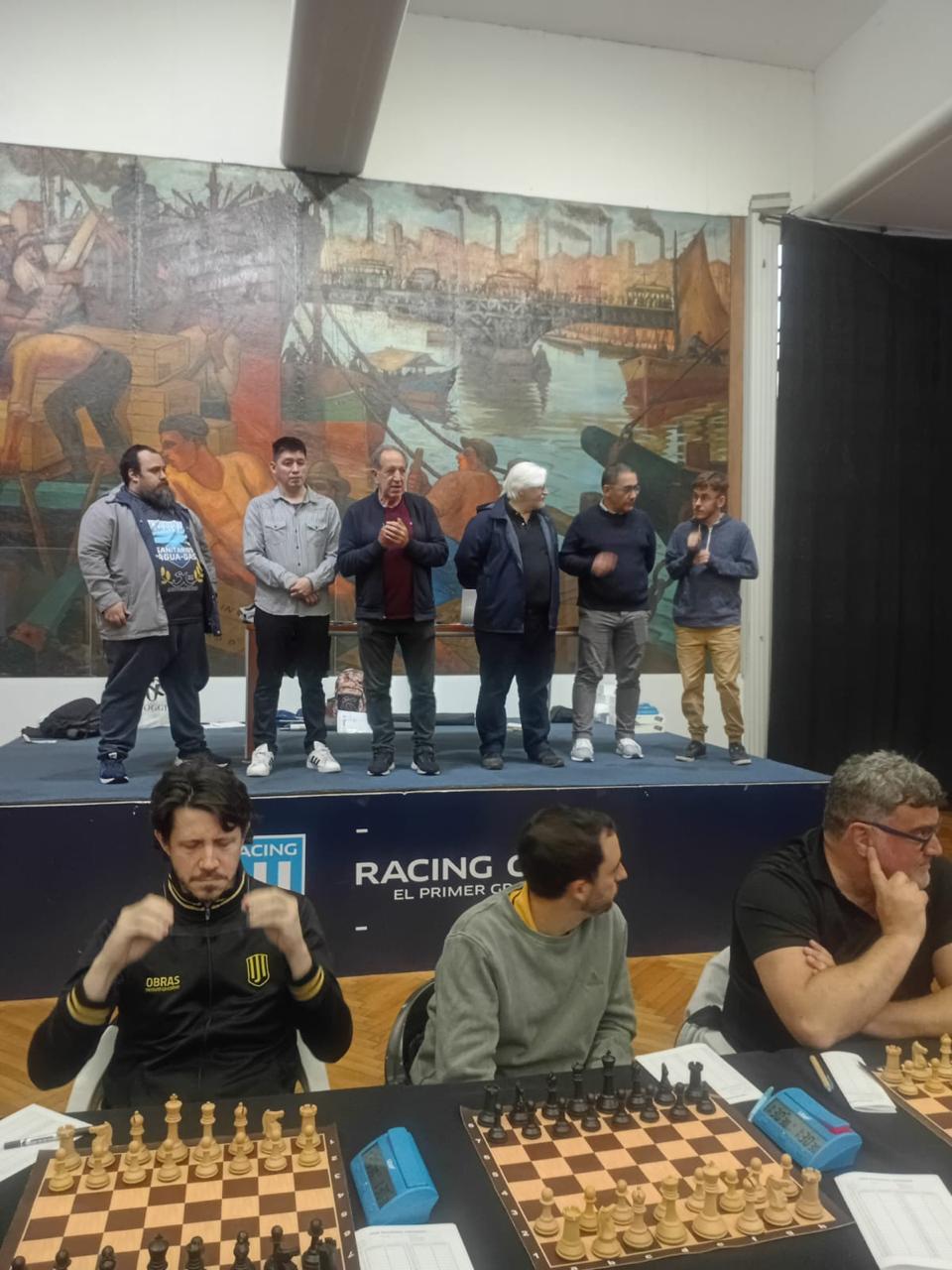 Las palabras de presentación con el poderoso equipo de Obras AySA: GM Diego Flores, GM Leandro Krysa y GM Andrés Rodríguez Vila