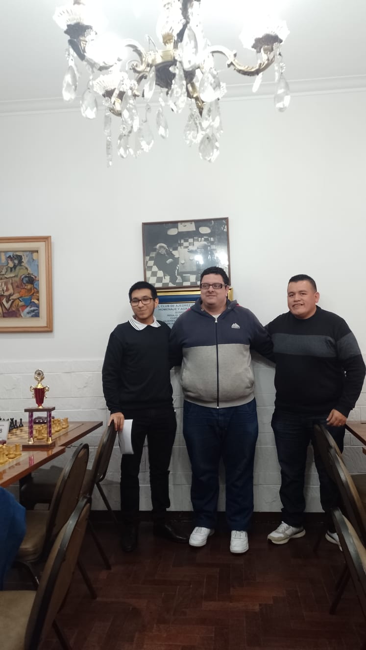 Taa Bakovich, el bicampeón Leonardo Beherens y el presidente de FASGBA Darío Durán