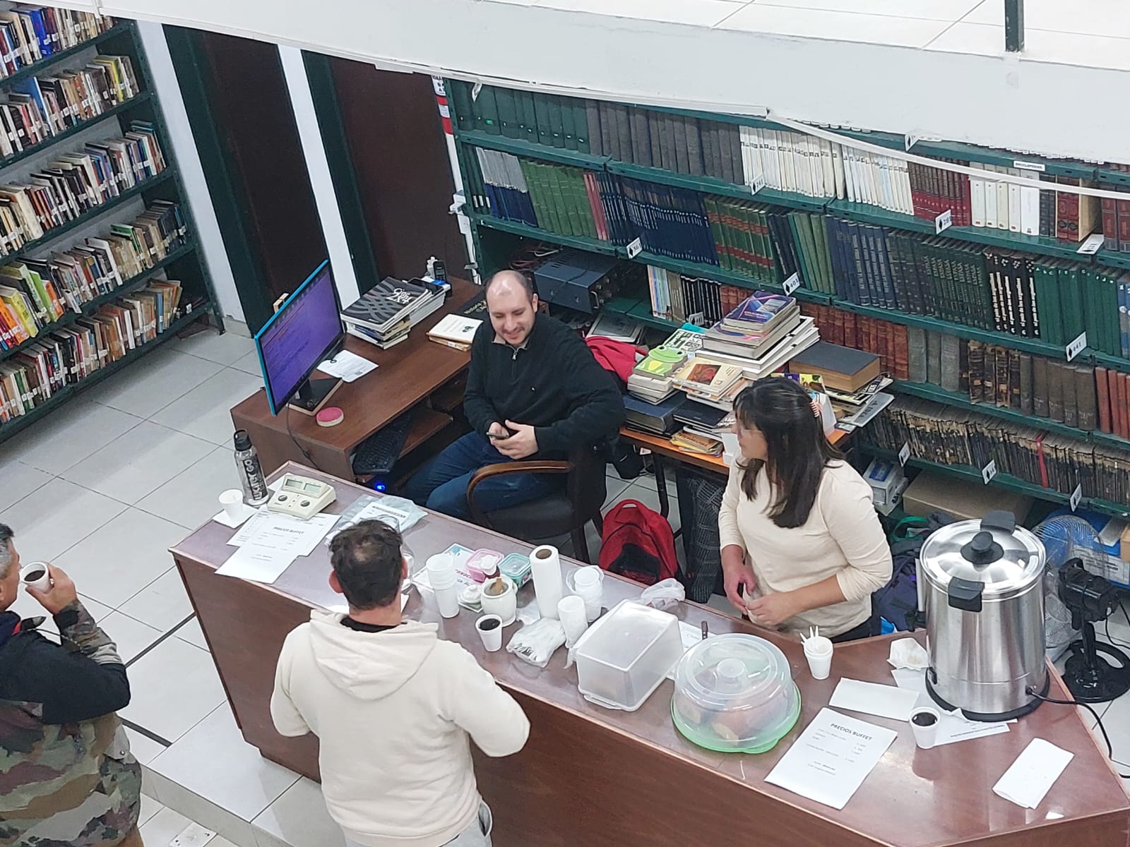 El buffet a pleno y Enzo Álvarez en su box de árbitro