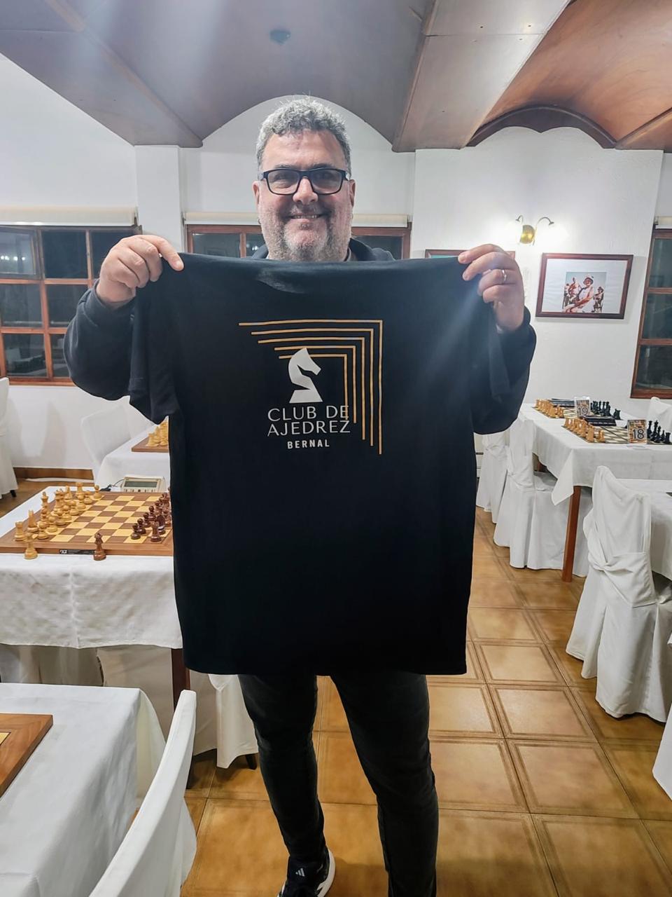 R1: El GM Andrés Rodríguez Vila con la gloriosa chomba del Club de Ajedrez Bernal