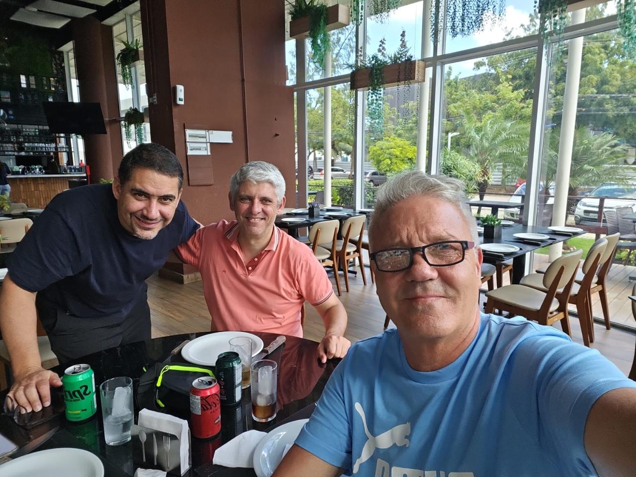 Daniel Varela, Marcelo Re y Alejandro Méndez almorzando en el 2do edificio más alto de Brasil