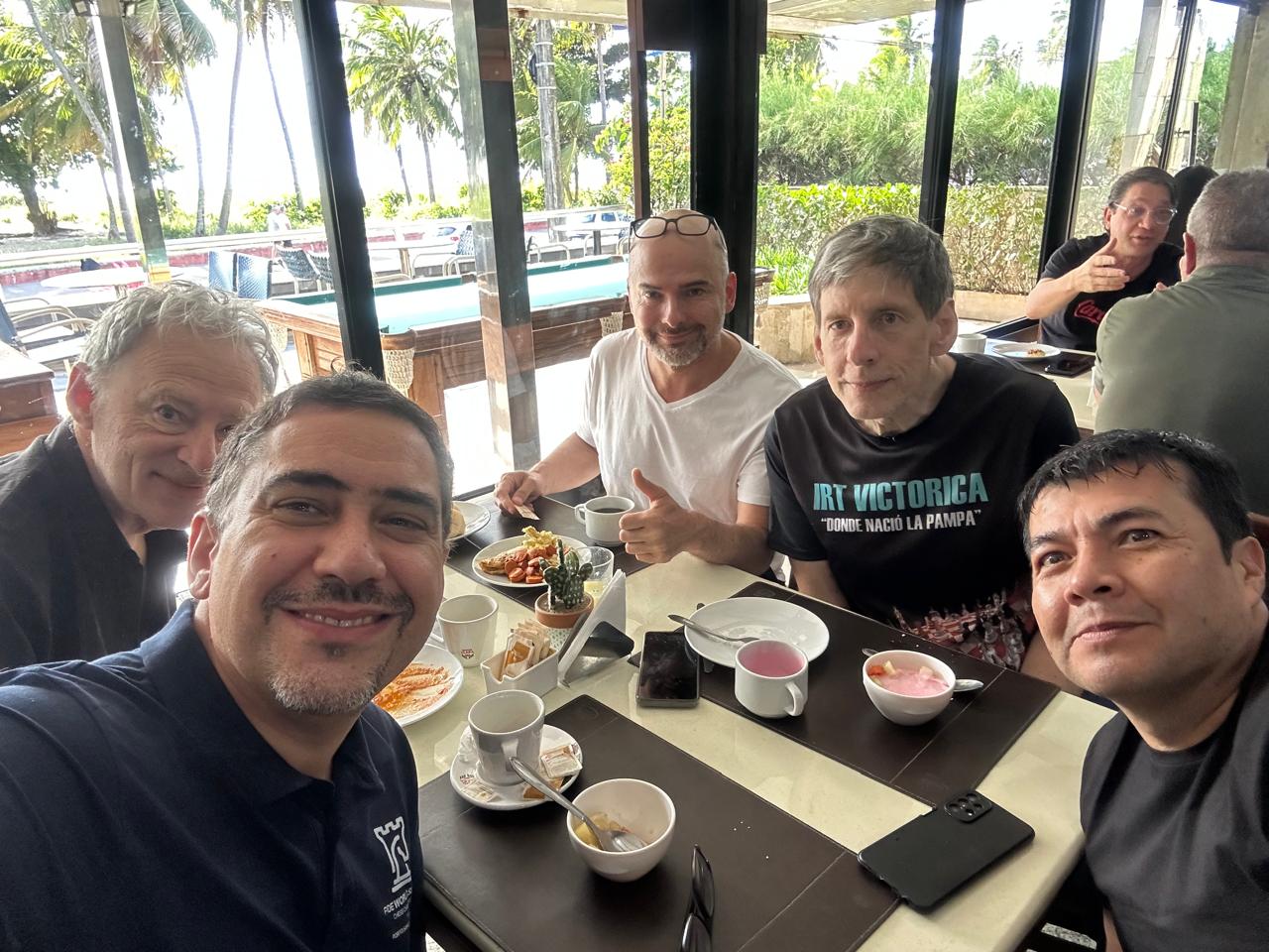 Compartiendo el desayuno con los MF Marcelo Ibar, MF Carlos Hugo Frey Pérez (Chile), MF Diego Mussanti y el fortísimo jugador de Chubut, Fernando Rocabado (a la derecha)