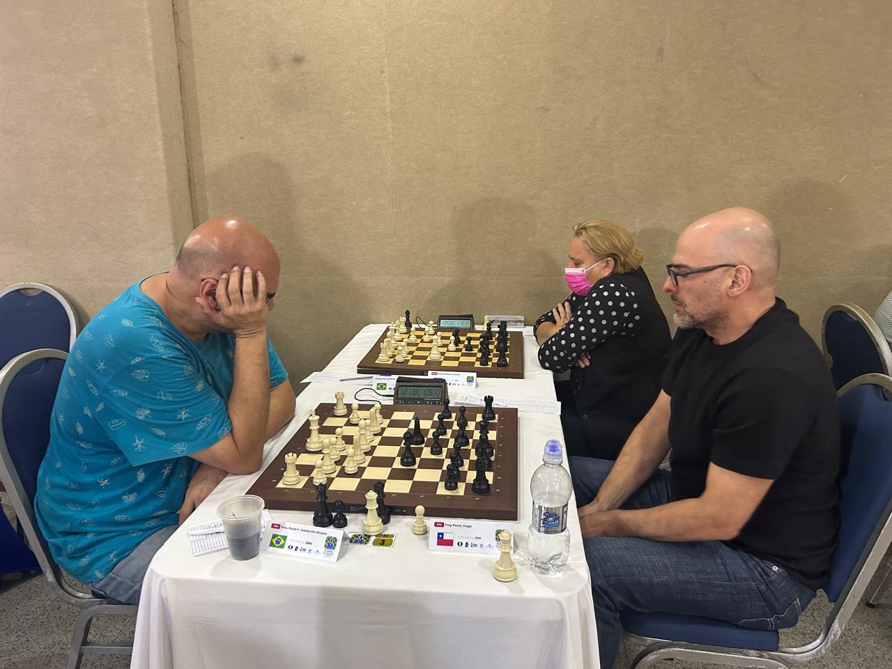 Partida clave por el podio, MF Paulo Jatoba Reis (2346) vs. MF Hugo Frey Pérez (2169), que sería tablas. Detrás, la cubana WGM Maritza Arribas Robaina (2178), la mejor dama del torneo