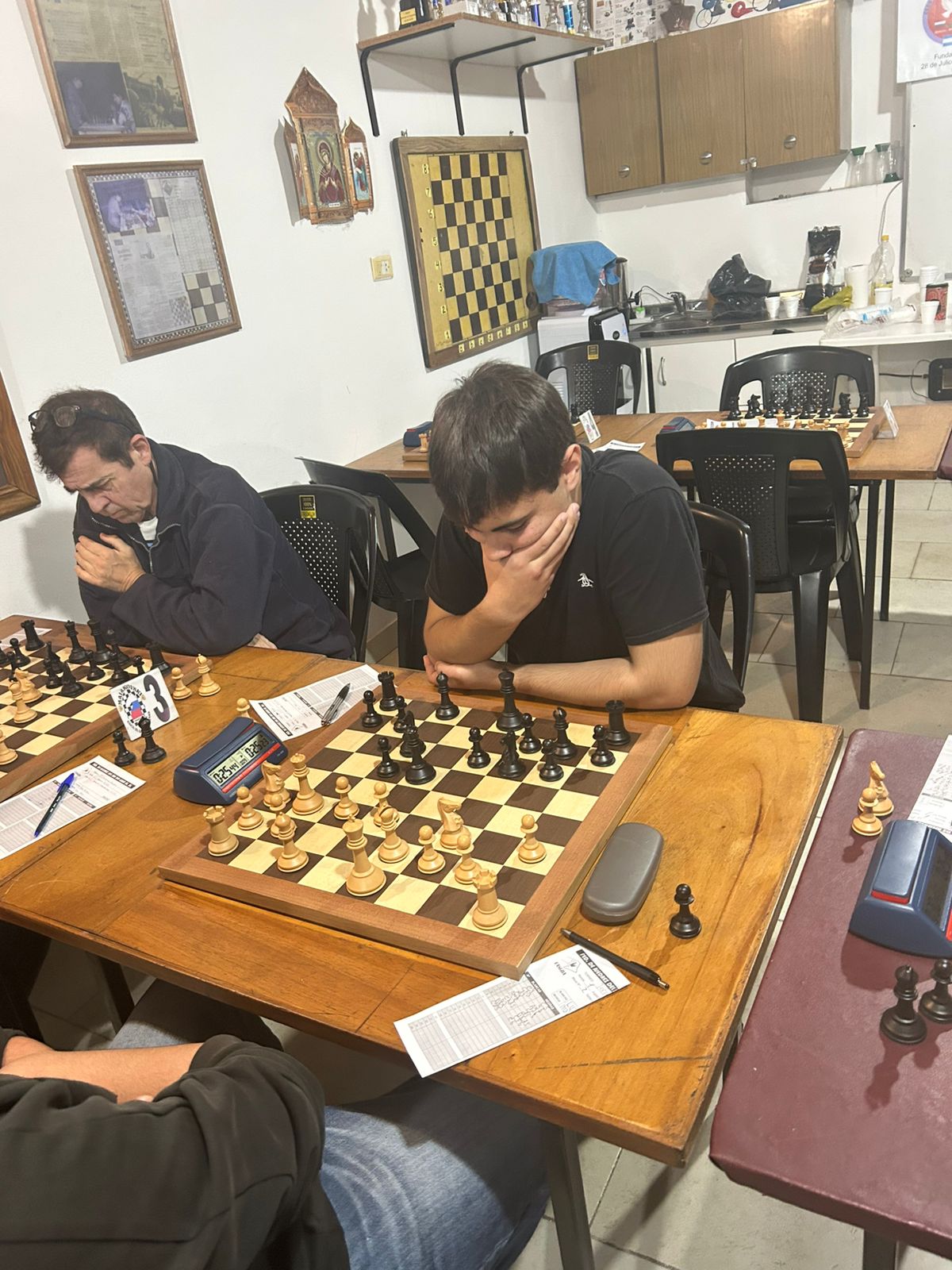 Mateo Yost reflexionando en primer plano, a su lado el representante de Wilde, Pablo Aguín
