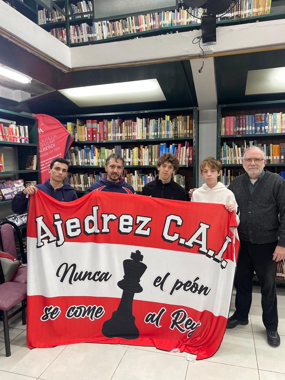 Los juveniles del Rojo Campeón: Dalton, Marcote, Kessler y Berdote, junto a su capitán Alberto Arribas