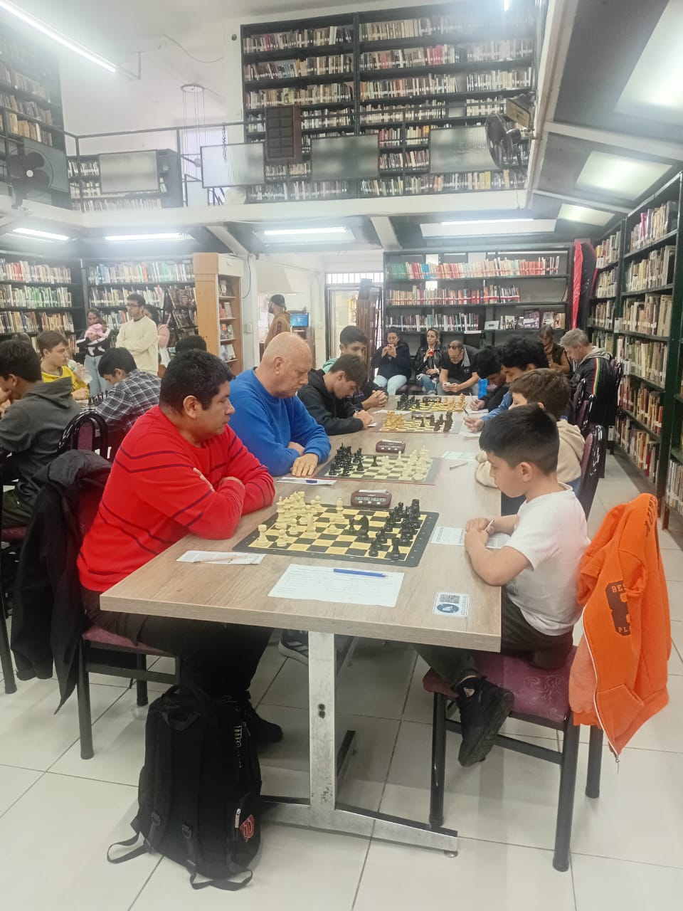 Wilde Azulado vs. Escalada Alberdi, en medio de la imponente biblioteca