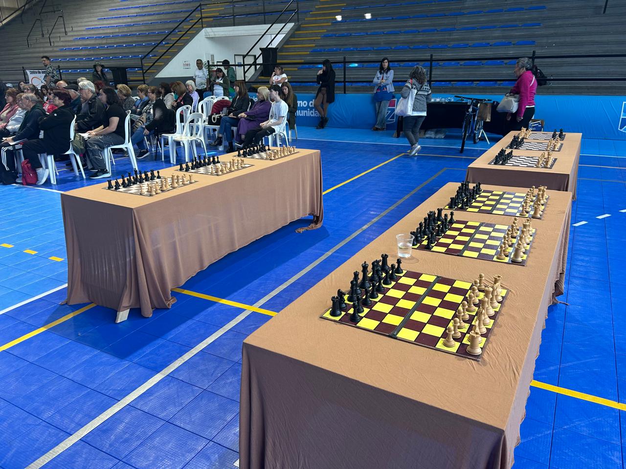 Más mesas y tableros preparados para el evento