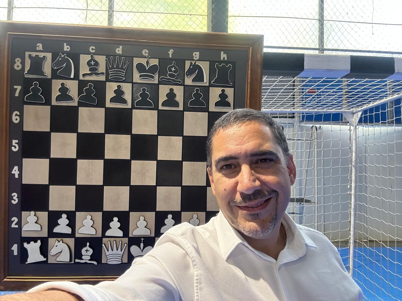 Alejandro Méndez y el mural, todo listo para la actividad