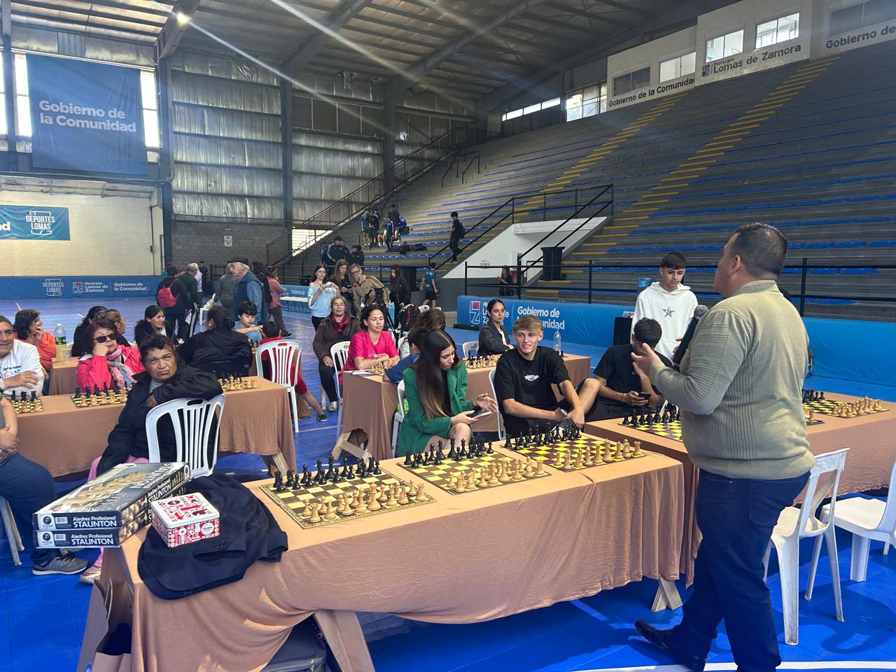 Darío al comando de la charla