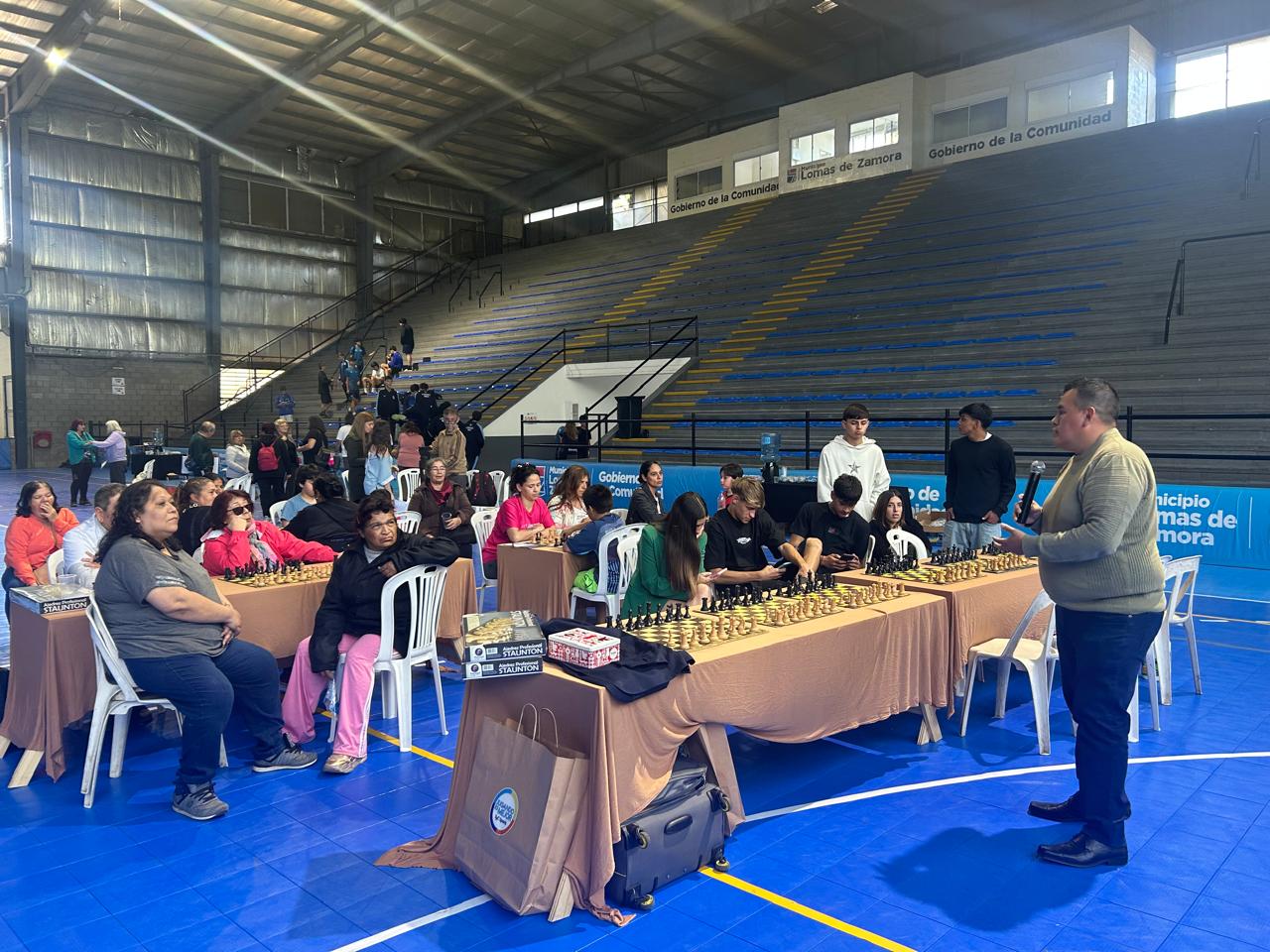 Darío cautivó al numeroso público con sus explicaciones del ajedrez