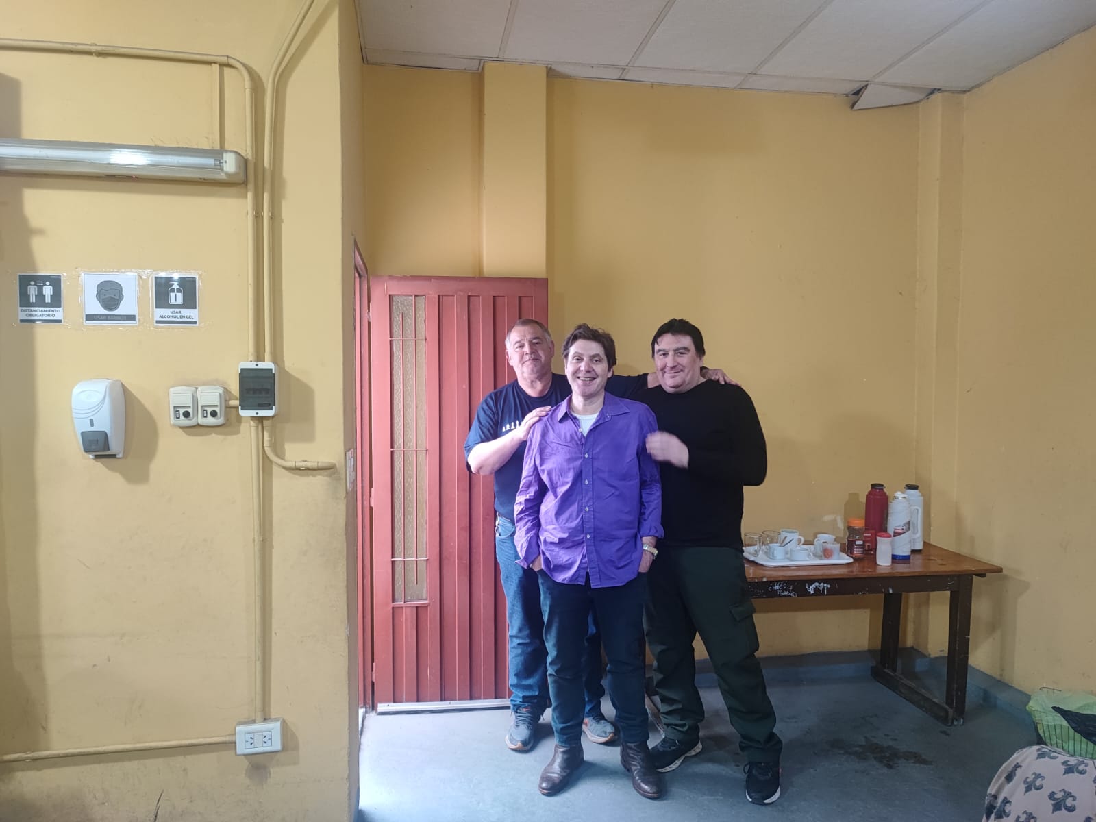 La camaradería entre los equipos: José Zamudio (Independiente), Cristian Narea (Biblioteca) y Leónidas Bustamante (Bernal) (de izq. a der.)