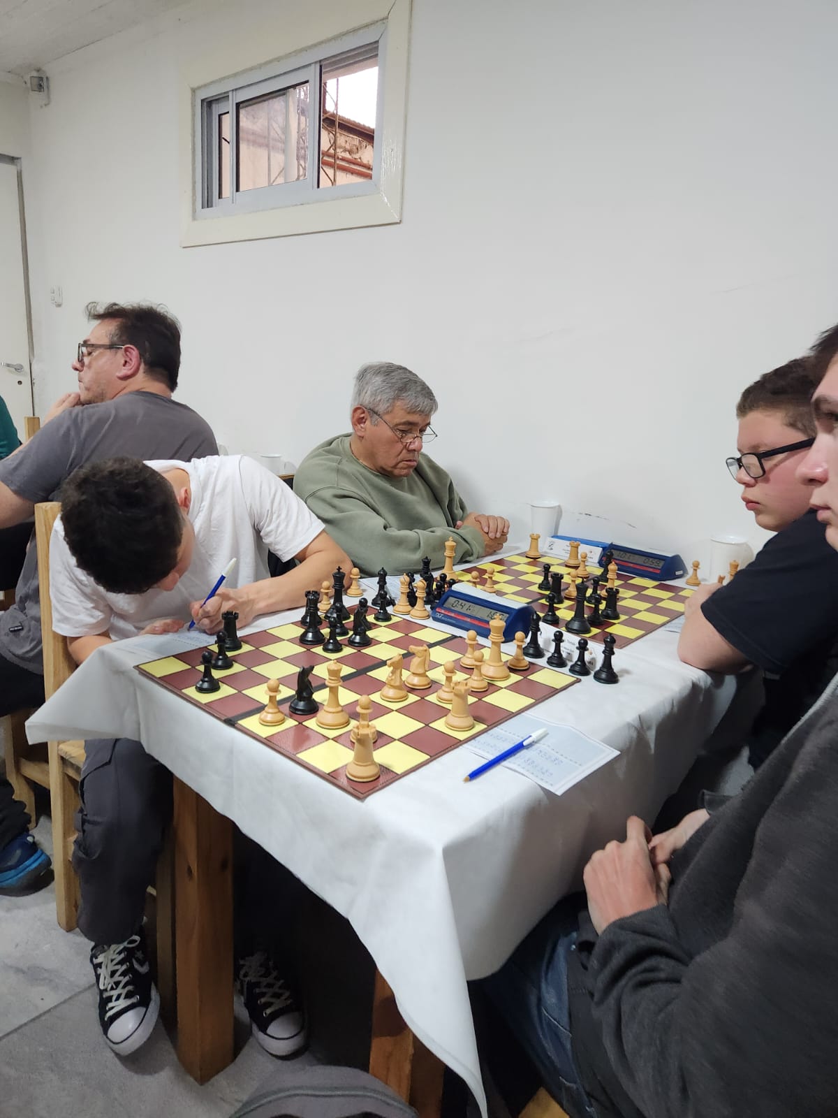 Mesas 3 y 4 en Claypole B vs. Adrogué