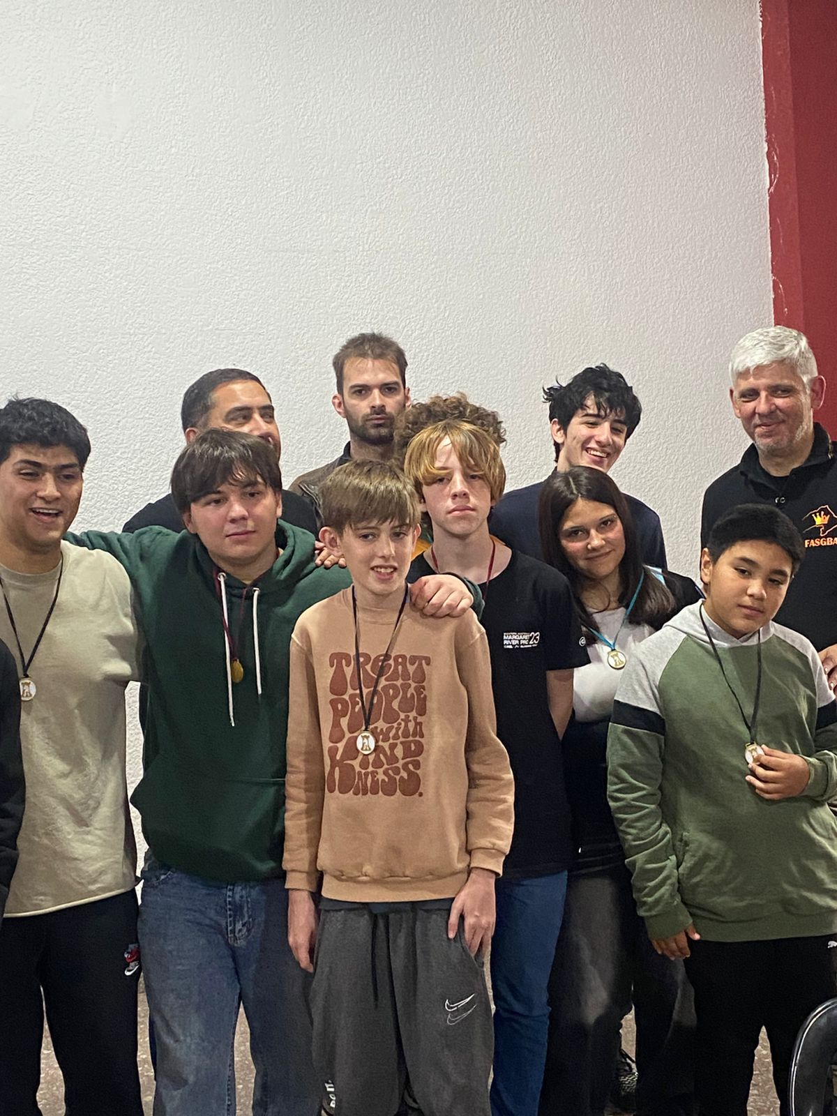 Los chicos con sus medallas