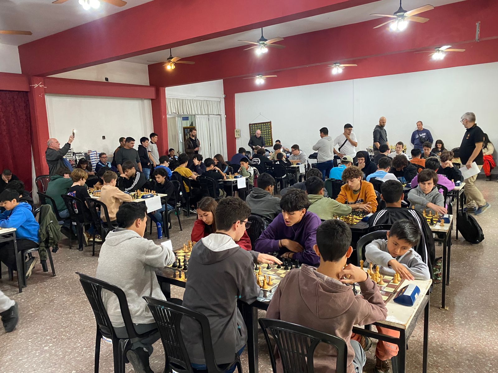 Los chicos coparon las enormes instalaciones del Club Atlético Monte Grande