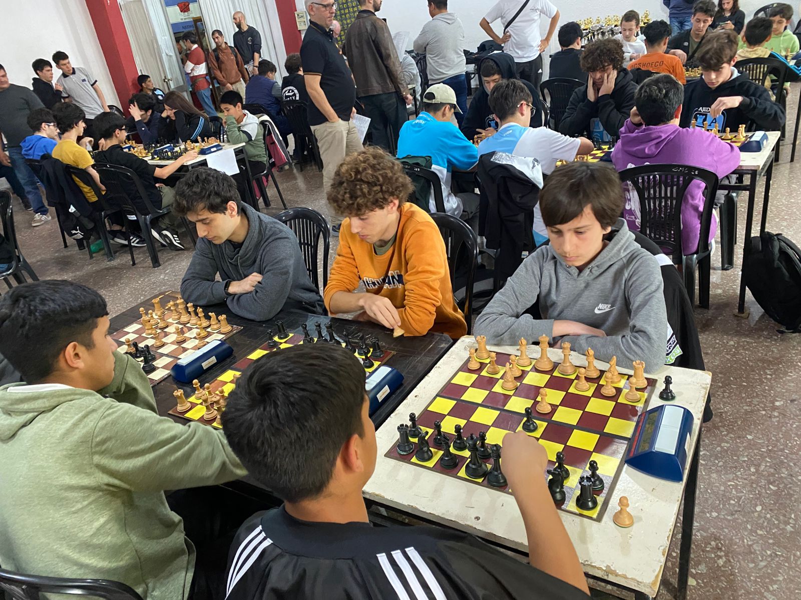 Inicio de uno de los matches del equipo que compartieron Claypole e Independiente