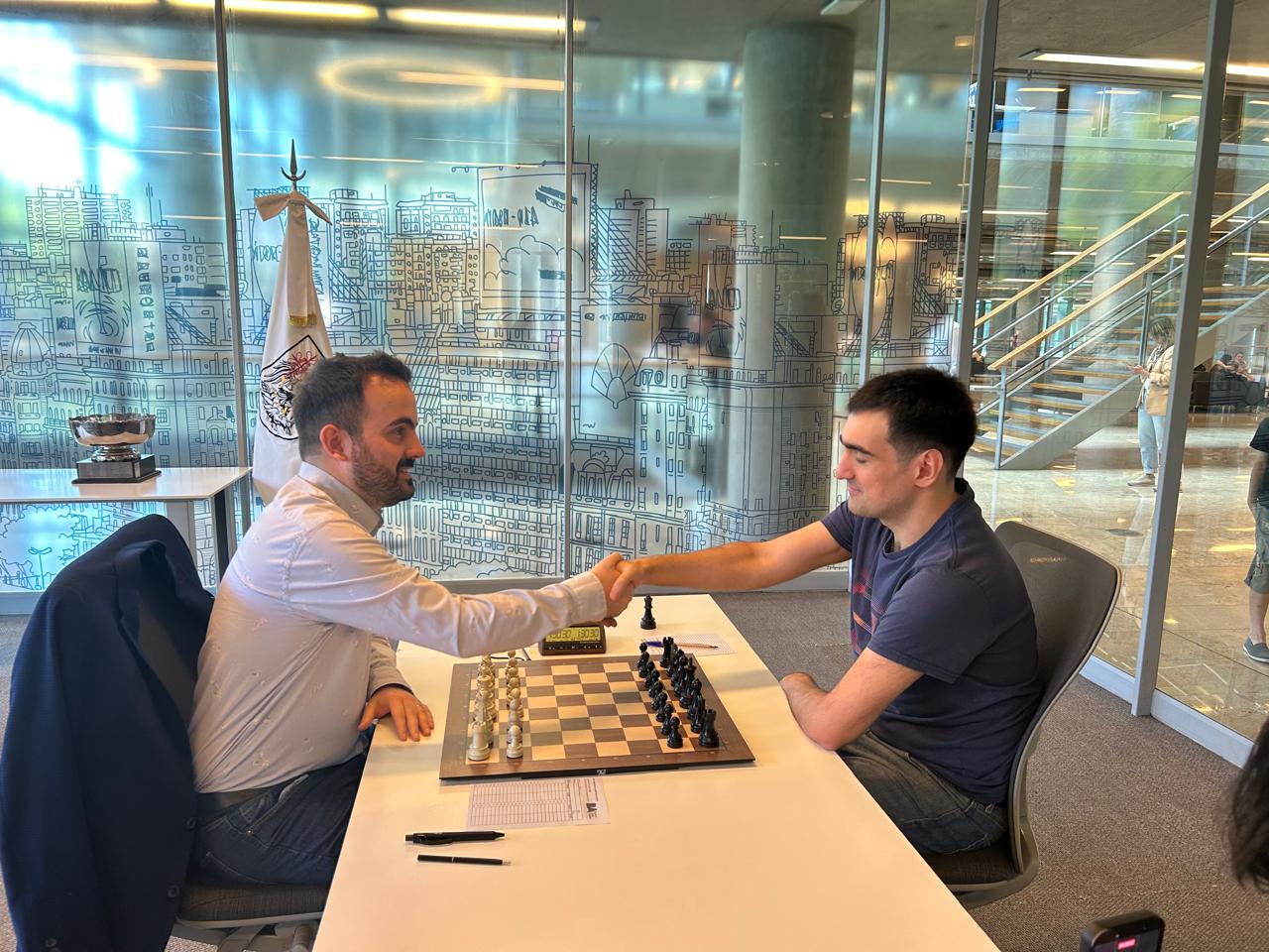Saludo inicial entre los GMs Leonardo Tristán y Federico Pérez Ponsa