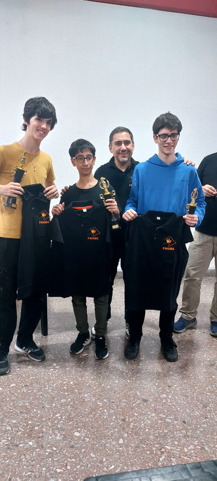 Las campeones del equipo "JuegoCiencia Dorado" recibiendo sus remeras de la Federación