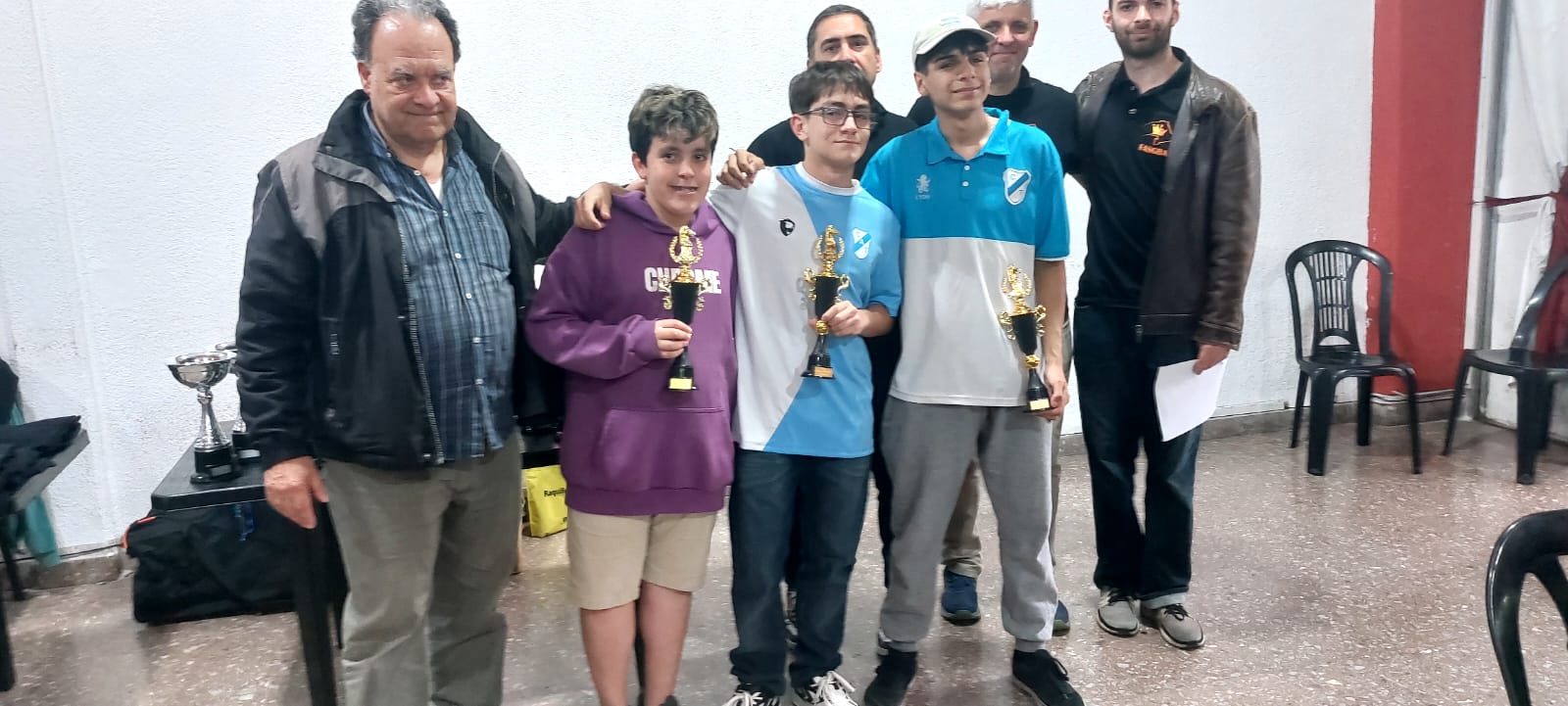 Los subcampeones del equipo "Temperley Celeste": Benjamín Píriz, Ramiro Brust y Uziel Bracaomonte junto a Fabián Pennini y autoridades de Fasgba