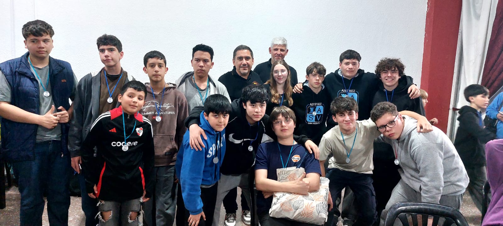 Más chicos luciendo su medalla