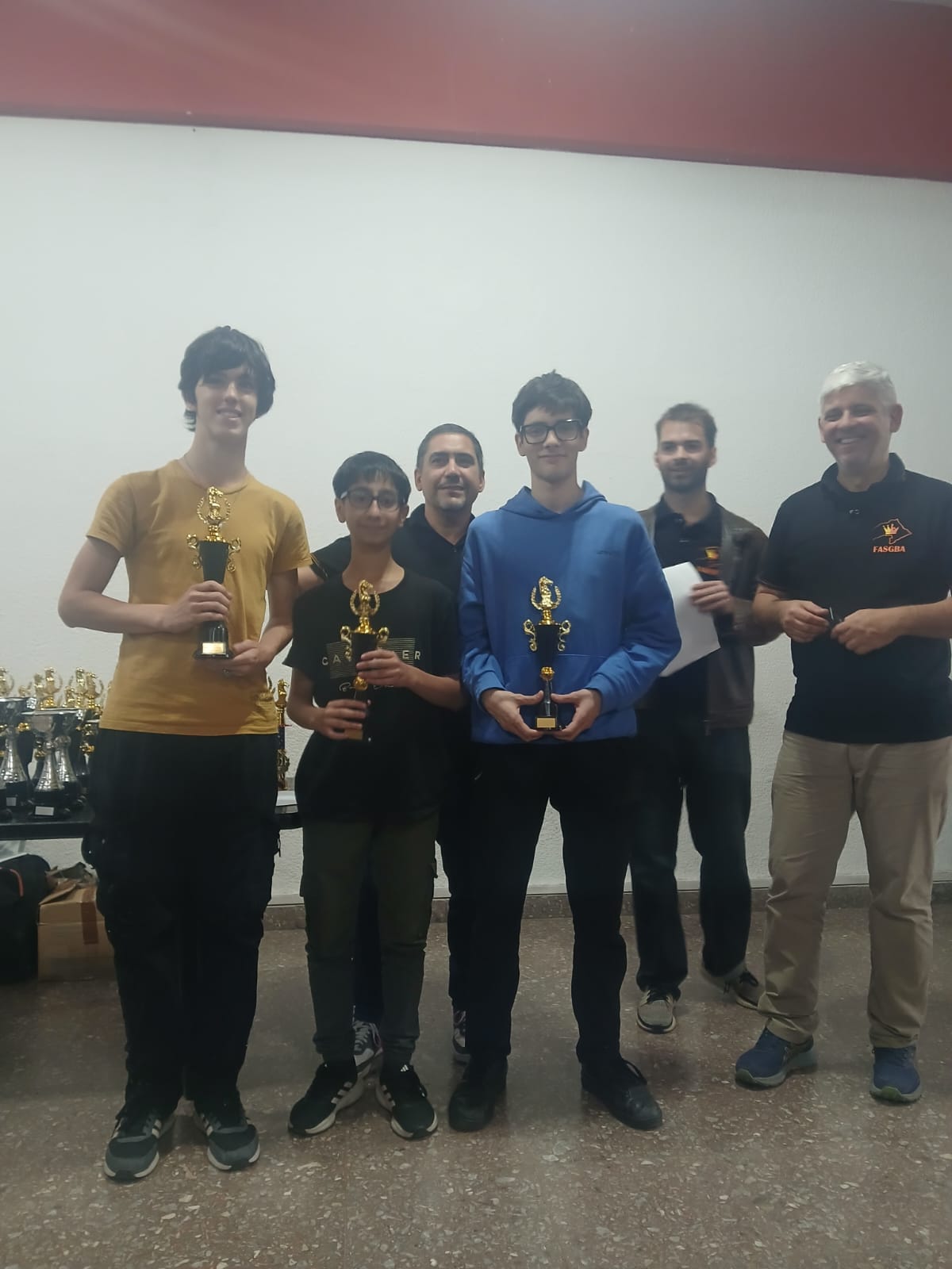 Los campeones de "JuegoCiencia Dorado" con los dirigentes de Fasgba