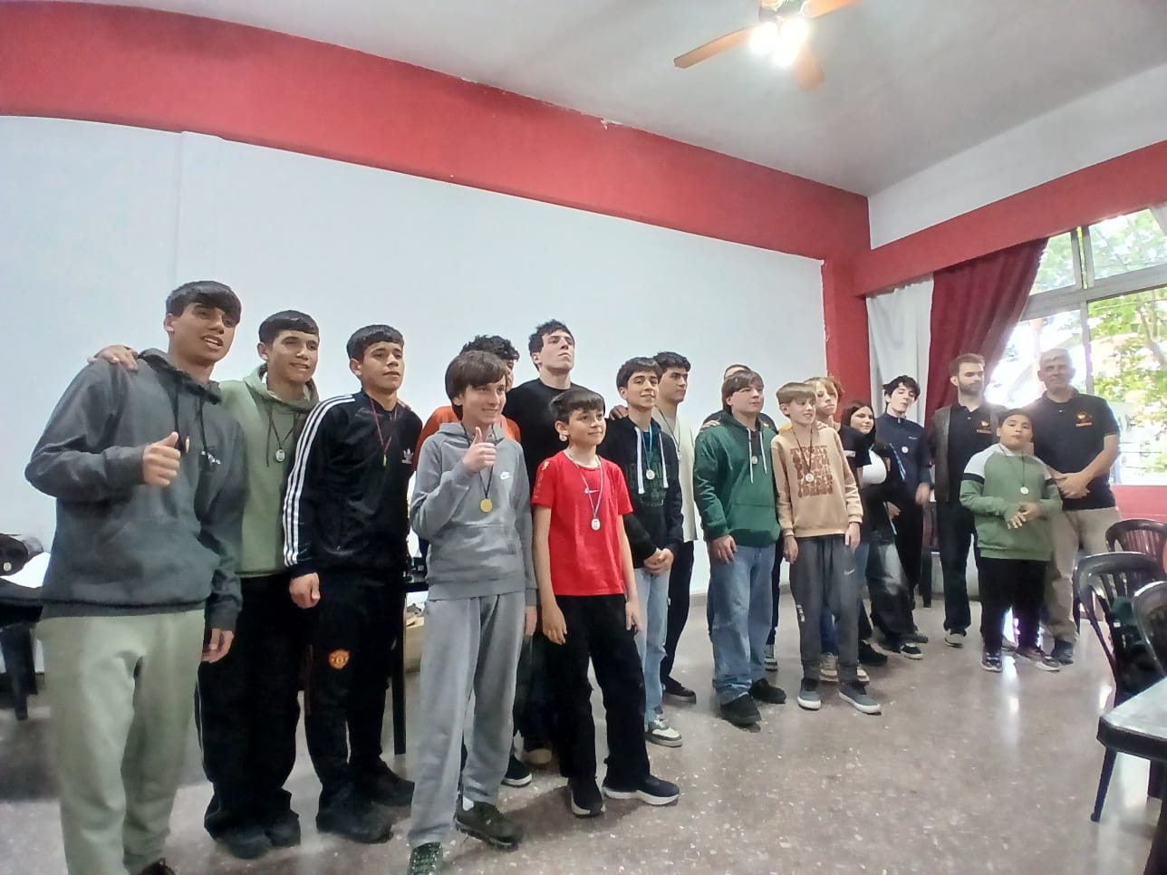 Otro grupo de jóvenes medallistas