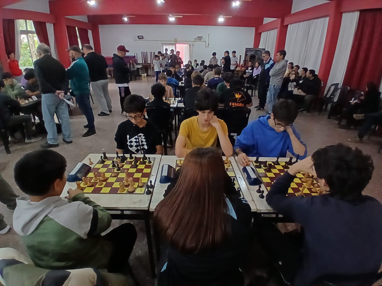 Los campeones de "JuegoCiencia Dorado" en uno de sus matches