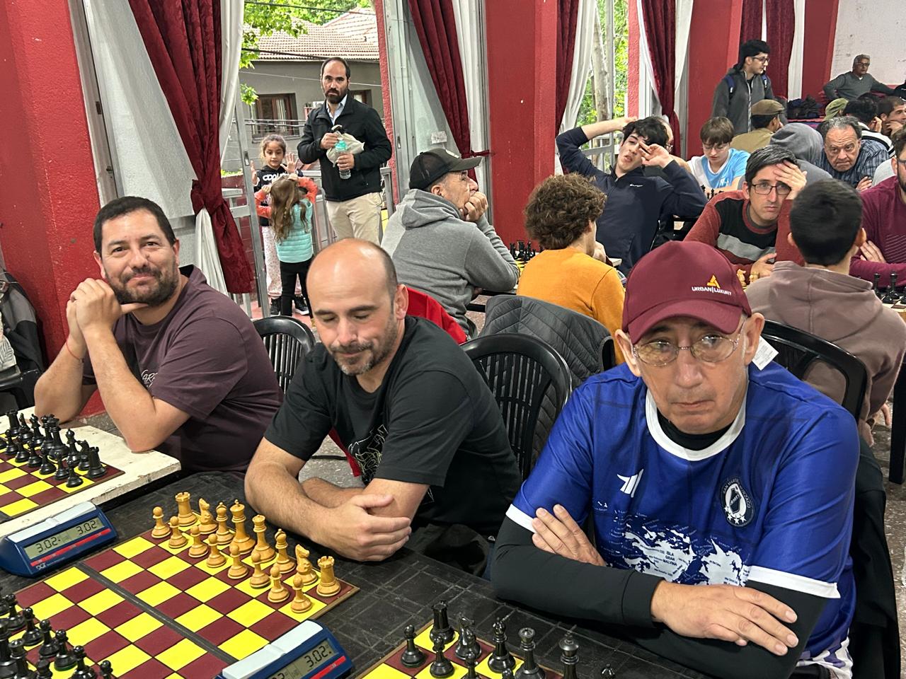 El fortísimo equipo "JuegoCiencia Dorado": Juan Pablo Nesich, Nicolás Morelli y Oscar Torres