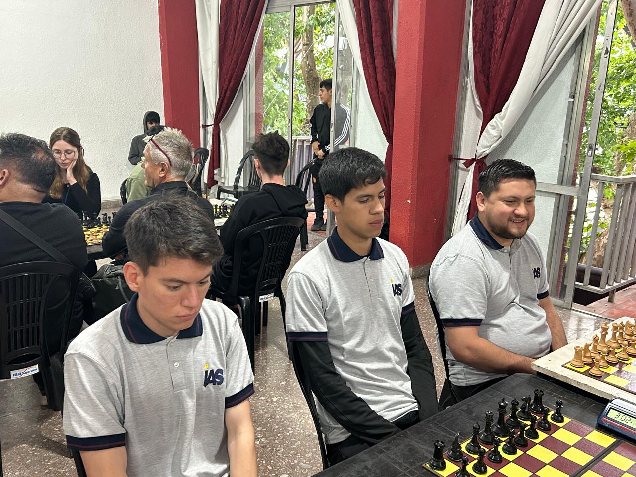 El Instituto Albert Schweitzer tuvo su bautismo federativo con su equipo "IAS Chess Club": Tomás Frías, Jonás Molina y Nahuel Dreko