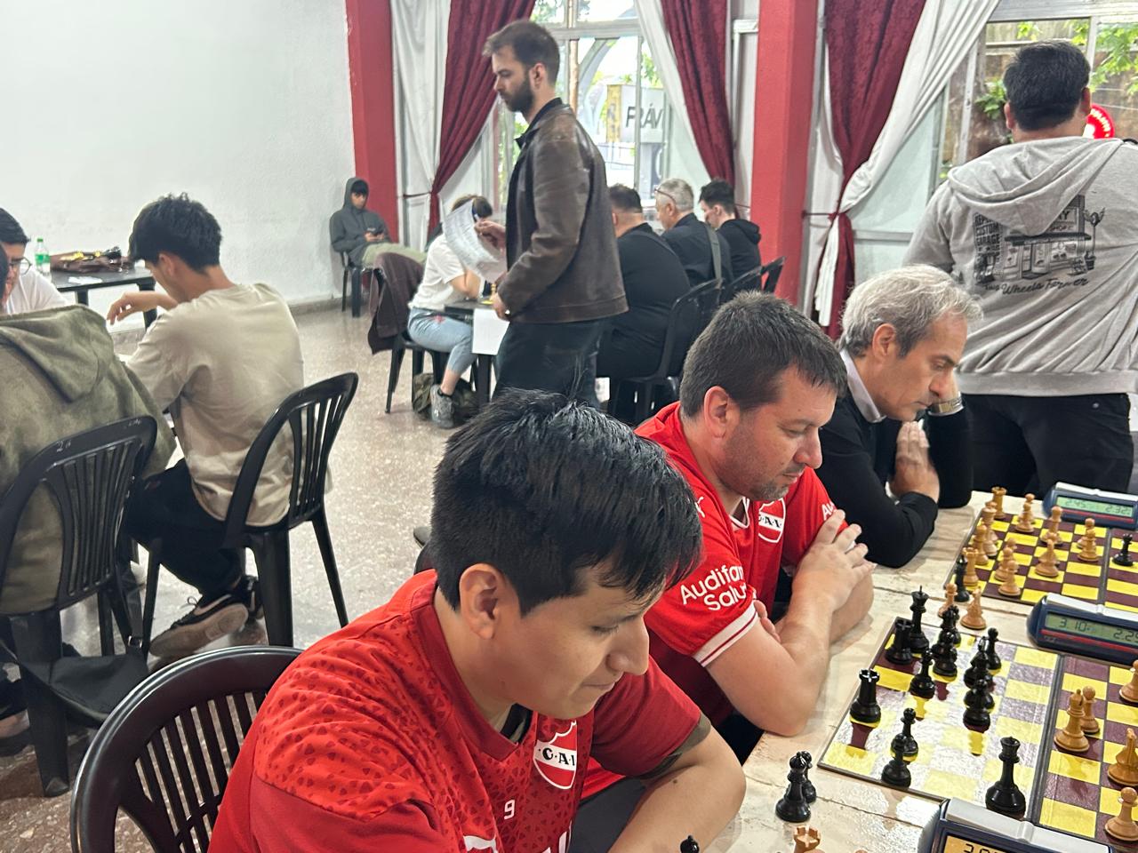 Equipo de Independiente, segundo en la general: Luis Ramos de la Cruz, Pablo Mocca y el MF Leonardo Churín