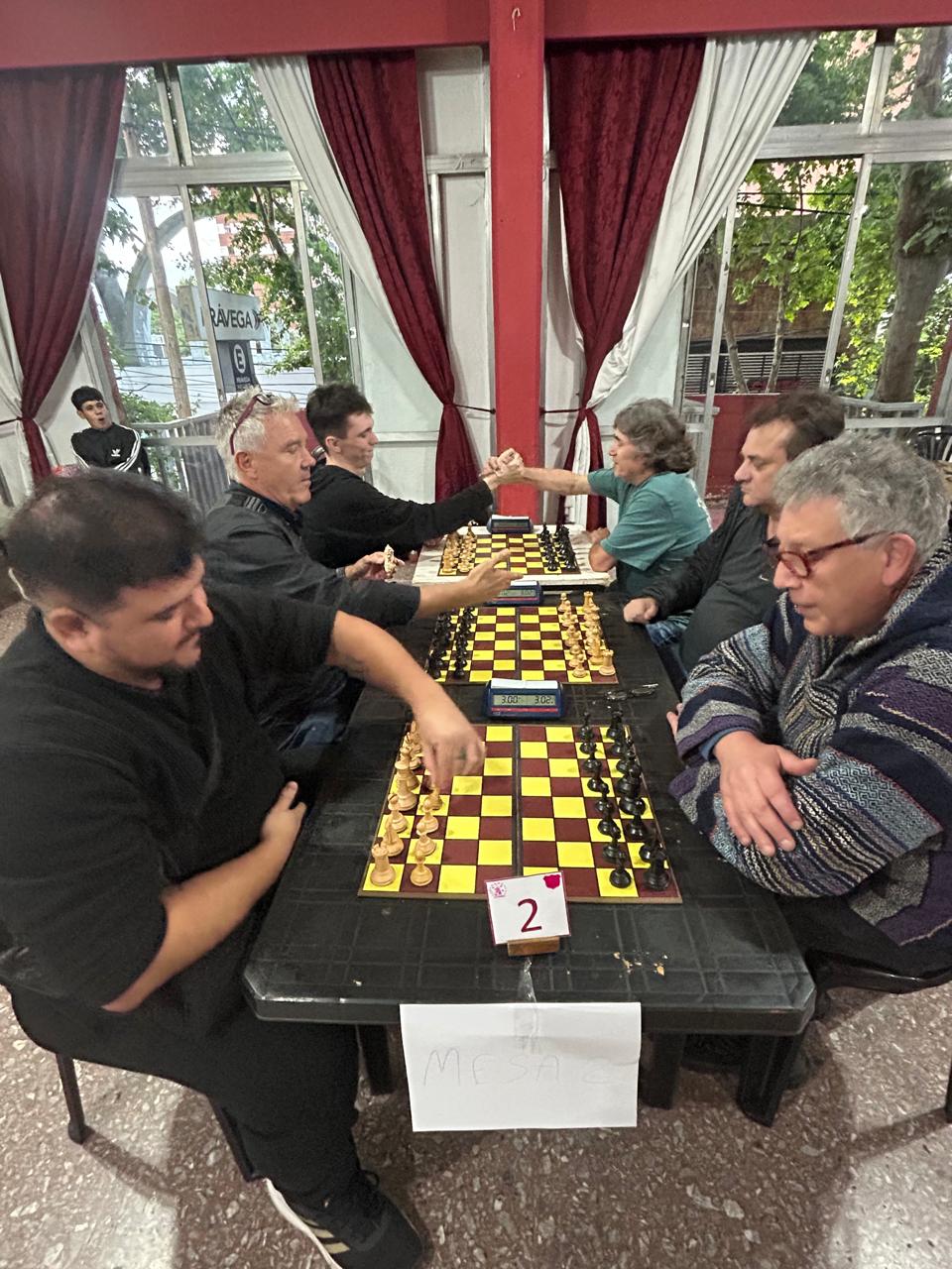 Match en las mesas de arriba entre los equipos A de Adrogué y Claypole