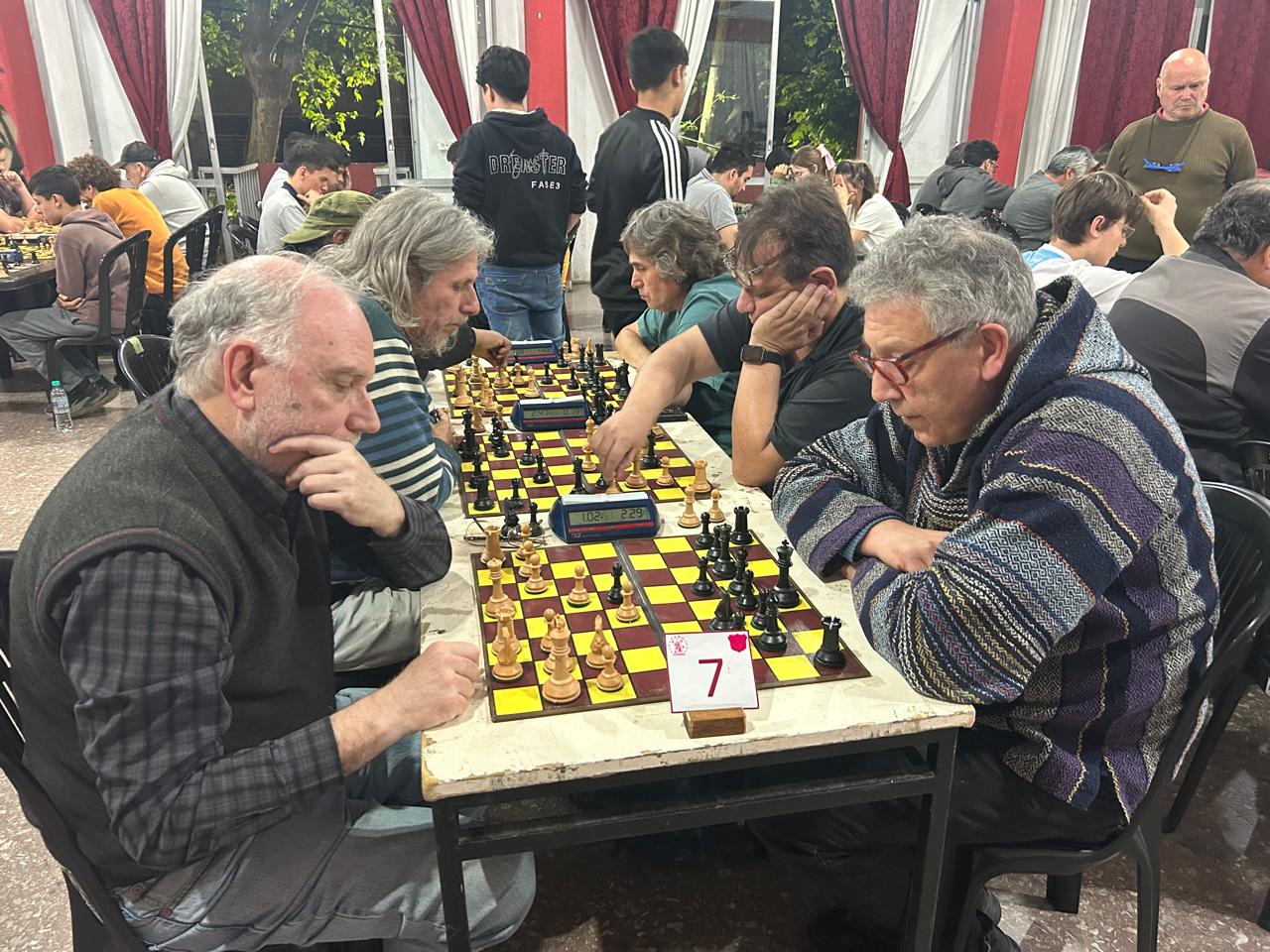 Alberto Arribas (reemplazo) vs. Marcelo Aracri, en el match entre "Los Gonsom" y Claypole A