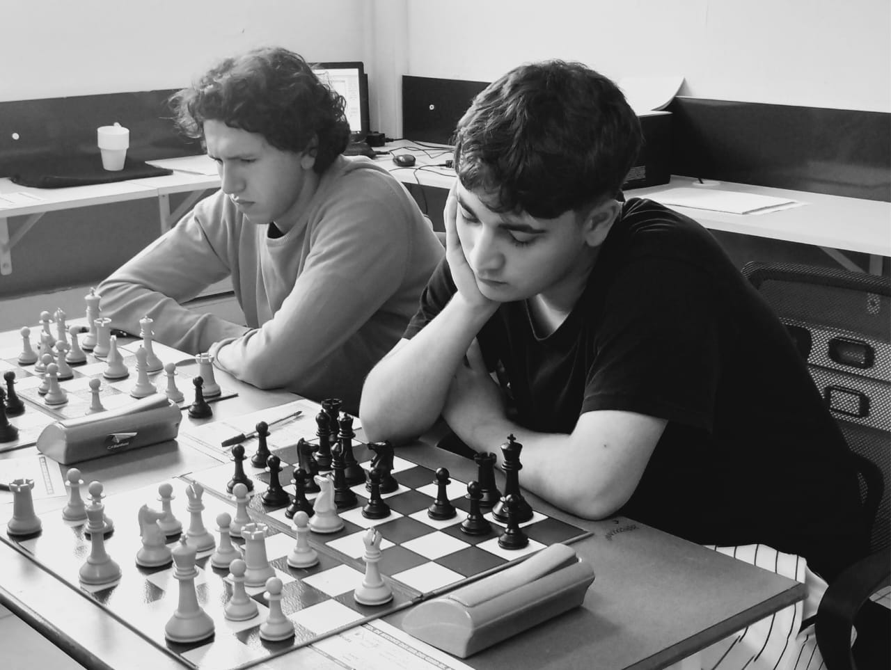 Elías Andrada con negras y Genaro Tennen con blancas (Banfield, mesas 3 y 4, respectivamente)