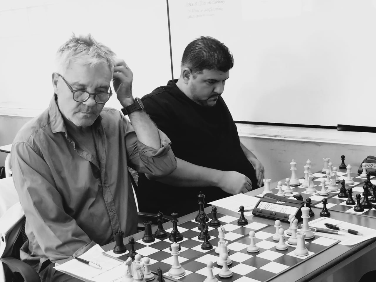 Daniel Varela con negras y Nahuel Diletto con blancas (Adrogué Jaque Club, mesas 2 y 1, respectivamente)