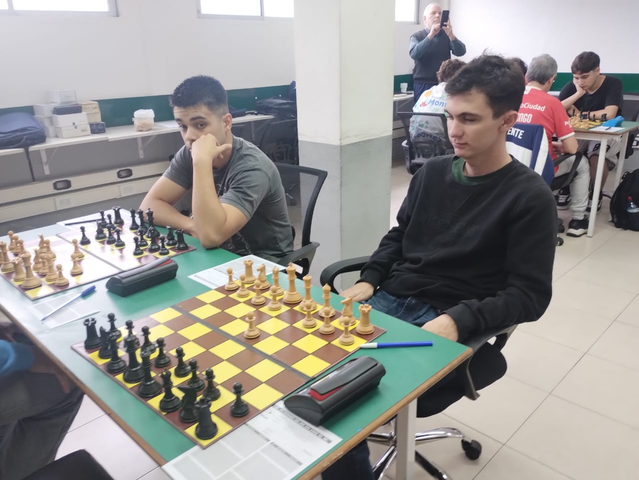 Tomás Castro con blancas y Nicolás Curotto con negras (Adrogué Jaque Club, mesas 3 y 4, respectivamente)