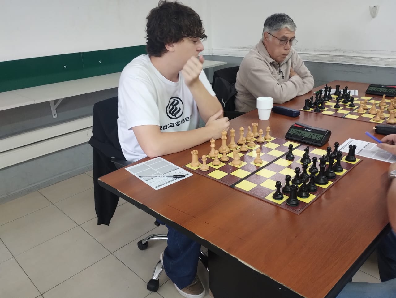 Matías Pouso Dailoff con blancas y MN Roberto Lo Presti con negras (Banfield, mesas 2 y 1, respectivamente)