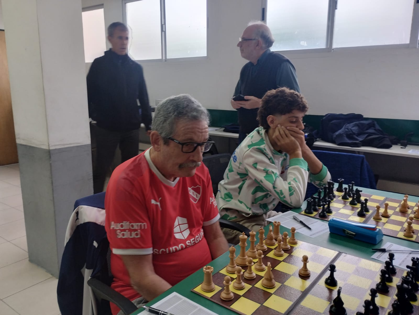 Daniel Chan con blancas y Lautaro Menasse con negras (Independiente, mesas 3 y 4, respectivamente)