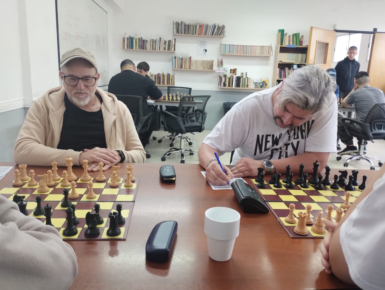 MF Damián Capparelli con blancas y MN Juan José Pacheco con negras (Independiente, mesas 1 y 2, respectivamente)