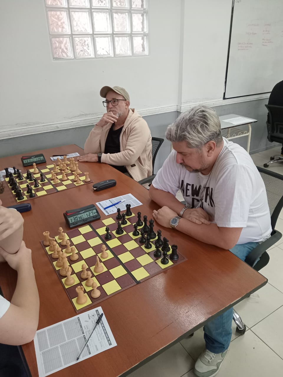 Otra imagen de MF Damián Capparelli con blancas y MN Juan José Pacheco con negras (Independiente, mesas 1 y 2, respectivamente)