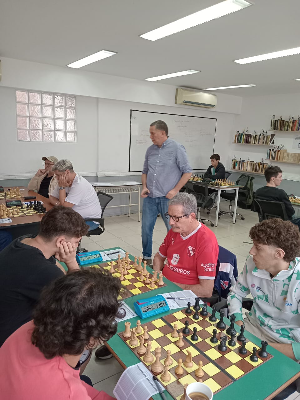 La acción en la sede de Banfield, bajo la atenta mirada del árbitro Gustavo Salaberry